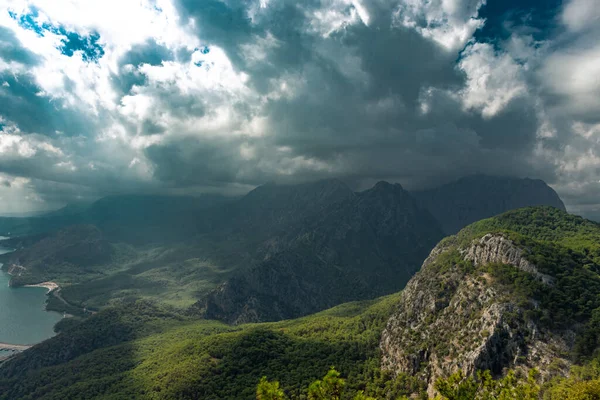 Güzel Dağ manzarası Kuşbakışı Manzarası, Bulutlu Gökyüzü, Güneş Işıkları