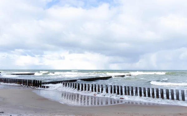 Deniz kıyısı Bulutlu Hava, Dalgalar Dalgalar Dalgalar Dalgalanırken