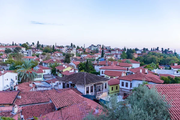 城市景观。《红屋视图》。土耳其安塔利亚度假村的建筑 — 图库照片