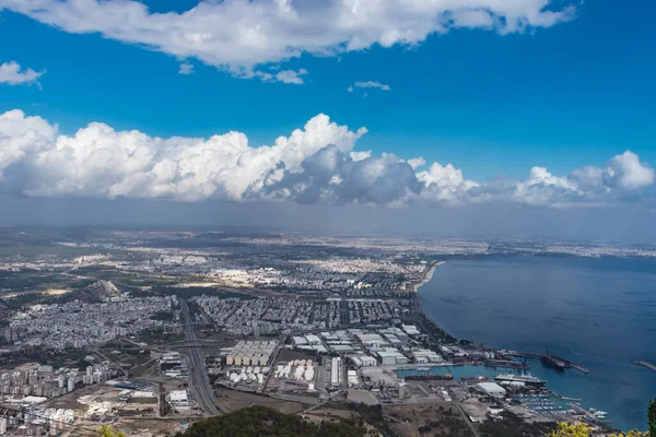 Şehre kuşbakışı bir bakış. Liman ve deniz manzarası. Bulutlu bir gün. Türkiye, Antalya.