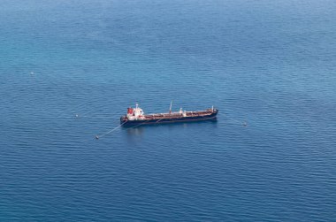 Denizde demirli bir mavna, kuş bakışı bir manzara. Mavi Sakin Deniz.