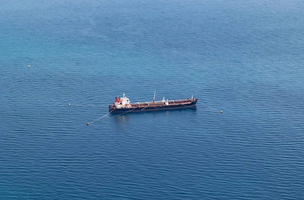 Denizde demirli bir mavna, kuş bakışı bir manzara. Mavi Sakin Deniz.