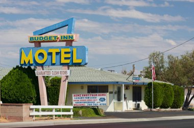 Boron, California, ABD - 17 Eylül 2021: Güneşli bir günde gösterilen kırsal bir motelin görüntüsü.