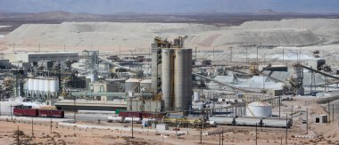 Kern County, Kaliforniya, ABD - 17 Eylül 2021: Rio Tinto Boron açık maden görüntüsü, dünyanın en büyük boraks madeni.