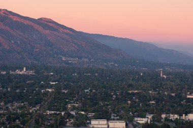Pasadena, California, ABD - 18 Ağustos 2019: Bu görüntü Altadena şehri ve San Gabriel Dağları 'nın kuzeydoğudaki manzarasını gösteriyor.