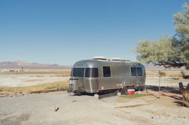 Tecopa, California, ABD - 12 Kasım 2020: Çölde park halindeki bir karavanın görüntüsü.