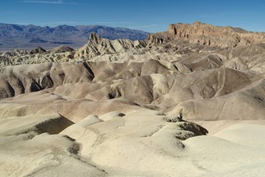 Ölüm Vadisi Ulusal Parkı 'ndaki Zabriskie Point Manly Beacon' ı gösteriyor..