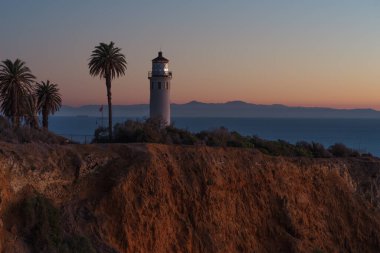 Bu görüntü Rancho Palos Verdes 'teki Point Vicente Deniz Feneri' ni gösteriyor. Arka planda Santa Catalina Adası gösteriliyor..