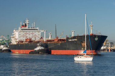 Los Angeles Limanı, Kaliforniya, ABD - 27 Kasım 2021: Torm Astrid petrol ve kimyasal tanker gemisinin görüntüsü Los Angeles Limanı 'ndan ayrıldığı görüldü.