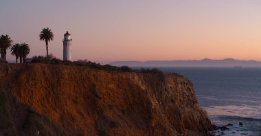Bu, Rancho Palos Verdes 'teki Point Vicente Deniz Feneri' nin alacakaranlıkta çekilmiş panoramik bir görüntüsü..