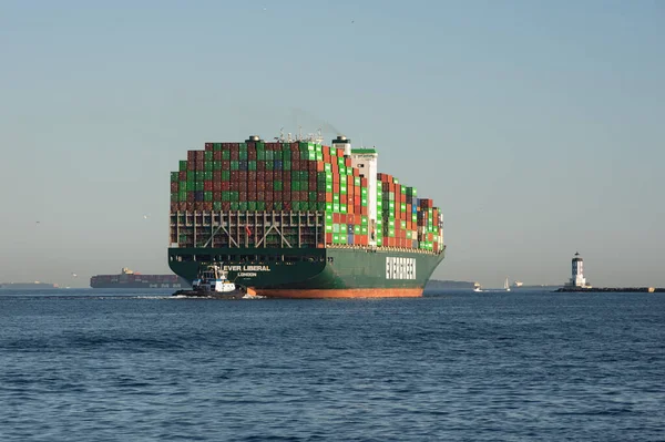2021年11月27日 美国加利福尼亚州洛杉矶港 长青海洋公司的集装箱船 永远自由号 Evergreen Marine Corporation Container Ship Ever — 图库照片