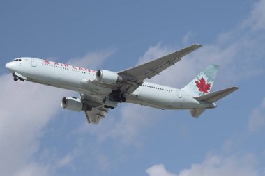Los Angeles, Kaliforniya, ABD - 19 Şubat 2018: Air Canada Boeing 767-375ER 'in resmi C-FCAF plakalı, Los Angeles Uluslararası Havaalanı' ndan ayrılırken görüldü..