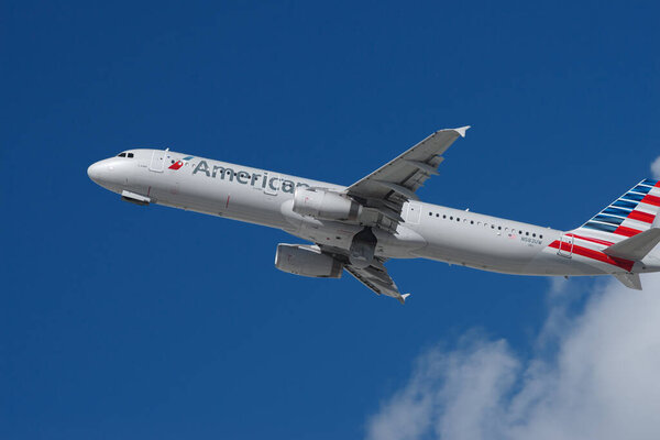 Лос-Анджелес, Калифорния, США - 19 февраля 2018 года: изображение Airbus A321-231 авиакомпании American Airlines с регистрационным номером N583UW, показанное при заходе на посадку в международном аэропорту Лос-Анджелеса LAX.