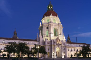 Los Angeles 'taki Pasadena Belediye Binası' nın güzel görüntüsü alacakaranlıkta mavi gökyüzüne karşı sergileniyor. Bu bina ulusal tarihi yerler kaydında listelenmiştir..