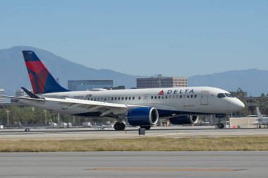 John Wayne Havaalanı, Kaliforniya, ABD - 19 Şubat 2022: Delta Air Lines Airbus A200-100 'ün görüntüsü N115DU plakalı.