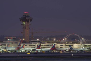 Los Angeles, Kaliforniya, ABD - 2 Şubat 2020: Los Angeles Uluslararası Havaalanı, Los Angeles Havaalanı, Los Angeles Theme Binası ve hava kararınca kontrol kulesi. 