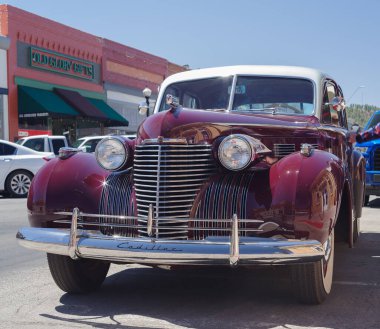 Williams, AZ, ABD - 14 Nisan 2021: 1940 Özel Cadillac 'ın görüntüsü.