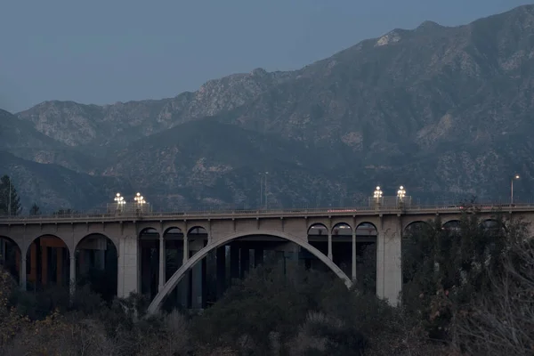 Colorado Street Bridge Pasadena Het San Gabriel Gebergte Achtergrond Achterlichten — Stockfoto