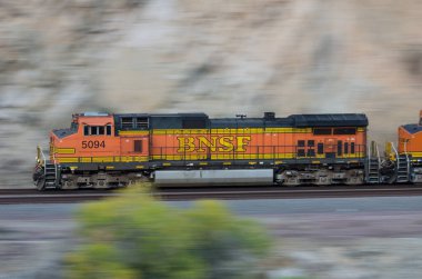 Victorville, California, ABD - 17 Ekim 2015: Mojave Çölü boyunca seyahat eden bir BNSF Demiryolu lokomotifinin görüntüsü.