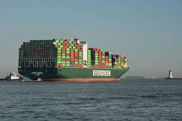 美国加利福尼亚州洛杉矶港 2021年11月27日 长青船务公司的集装箱船 永远自由号 的图像显示了它的离开 — 图库照片