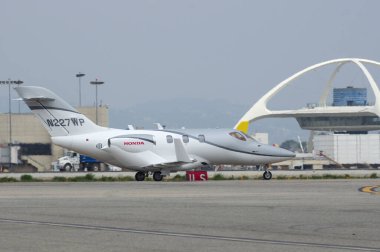 Los Angeles, Kaliforniya, ABD - 7 Nisan 2018: Honda HA-420 HondaJet plakalı N27WP Los Angeles Uluslararası Havalimanı, LAX.