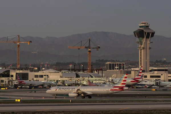 Los Angeles Uluslararası Havalimanı, Kaliforniya, ABD - 14 Ocak 2021: American Airlines Airbus A321 N127AA plakalı Los Angeles Uluslararası Havalimanı, LAX.