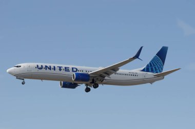 Los Angeles Uluslararası Havalimanı, Kaliforniya, ABD - 23 Nisan 2022: United Airlines Boeing 737-924 (ER) N37462 plakalı görüntü LAX 'e inmeden kısa bir süre önce gösterildi.