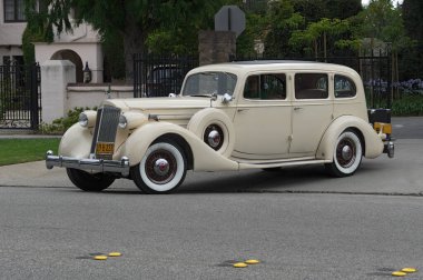 San Marino, California, ABD - 13 Haziran 2016: 1935 dolaylarında Lacy Park 'tan ayrılan eski bir Packard 12 klasik araba görüntüsü.