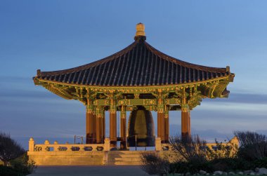 San Pedro, Kaliforniya 'daki Kore Dostluk Çanı ve Bell Pavyonu. Anıt, Angel 's Gate Park' taki taş bir pavyonda bulunan devasa bir bronz çandan oluşuyor. Karmaşık doğal ve yapay aydınlatma altında alacakaranlıkta sergileniyor..