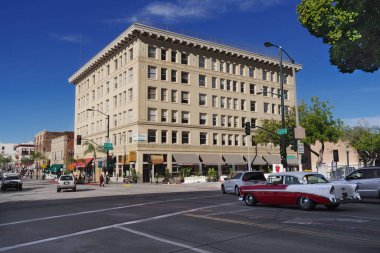 Pasadena, California, ABD - 31 Aralık 2021: Güneşli bir günde Old Town Pasadena 'nın görüntüsü gösterildi. Pasadena Los Angeles 'ta yer almaktadır.. 