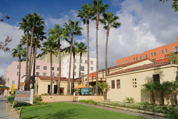 Pasadena, California, ABD - 22 Ocak 2022: Bu görüntü 1934 Pasadena Santa Fe Deposu ve istasyon binasının yenilendiği yerdeki popüler bir restoranın girişini gösteriyor..