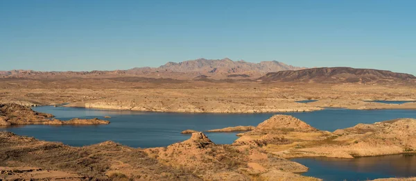Mead Gölü 'nün panoramik görüntüsü ve Nevada' daki yuvarlak çöl manzarası. Fotoğraf Şubat 2022 'de çekildi.. 