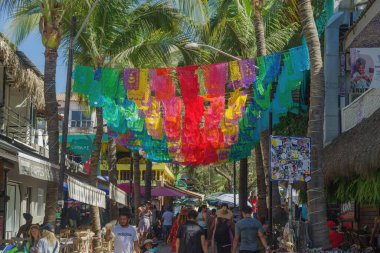 Sayulita, Nayarit, Meksika - 20 Nisan 2022: Sayulita sahil kasabasında gösterilen popüler bir caddenin görüntüsü.