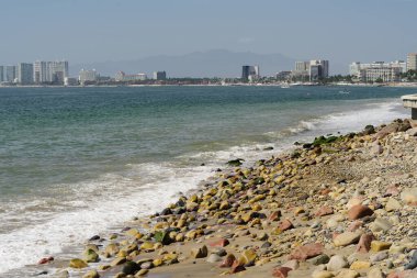 Meksika, Puerto Vallarta 'daki sahil şeridi ön planda güzel kayalar ve kumları gösteriyor..