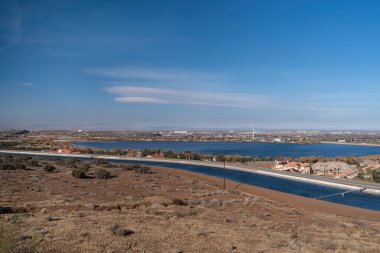 Los Angeles, Palmdale 'deki Kaliforniya su kemeri Lamont Odette Vista Point' ten çekilen panoramik görüntü rüzgarlı bir günde.