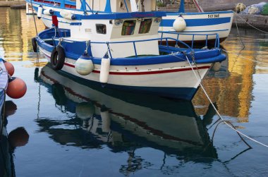 Catania, İtalya - 4 Eylül 2013: Kenetlenmiş geleneksel balıkçı teknelerinin görüntüsü.