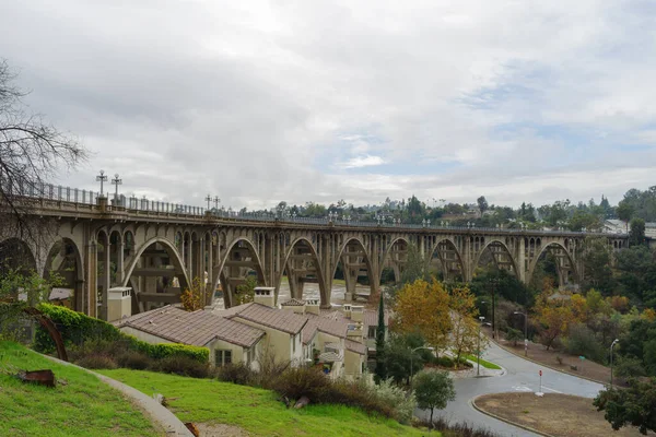Immagine Del Colorado Street Bridge Pasadena Mostrata Una Giornata Nuvolosa — Foto Stock