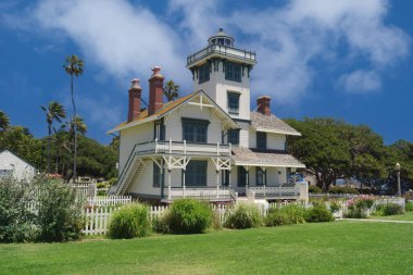 San Pedro, California 'daki Point Fermin Deniz Feneri' nin görüntüsü açık mavi gökyüzü ile güneşli bir günde gösteriliyor. Deniz feneri 1874 'te Kaliforniya sekoya ağaçlarından gelen kerestelerle yapıldı..