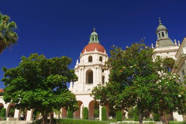 Pasadena Belediye Binası 'nın görüntüsü açık mavi gökyüzü ile güneşli bir günde.