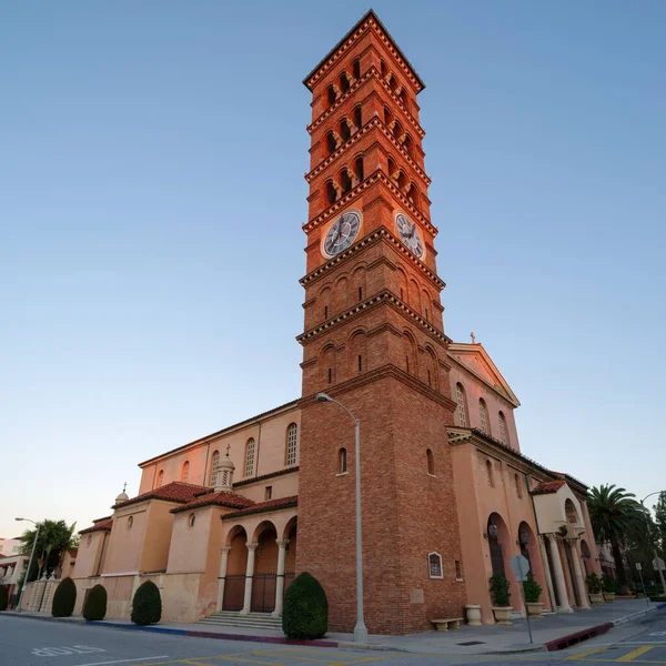 Obrázek Katolického Kostela Svatého Ondřeje Románskou Revivalovou Heřmánkovou Nebo Zvonicí — Stock fotografie