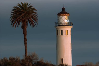 Point Vicente deniz fenerinin alacakaranlıkta görüntüsü.