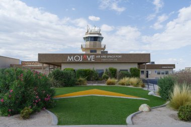 Mojave, California, ABD - 30 Temmuz 2022: Mojave Hava ve Uzay Limanı binası ve kontrol kulesinin görüntüsü bulutlu mavi bir gökyüzüne karşı gösterildi.