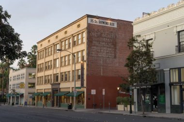 PASADENA, CALIFORNIA, USA - SEPTEMBER 23, 2019: classic building on Raymond Avenue in Pasadena showing a preserved old fashioned ad painted on a brick wall. 