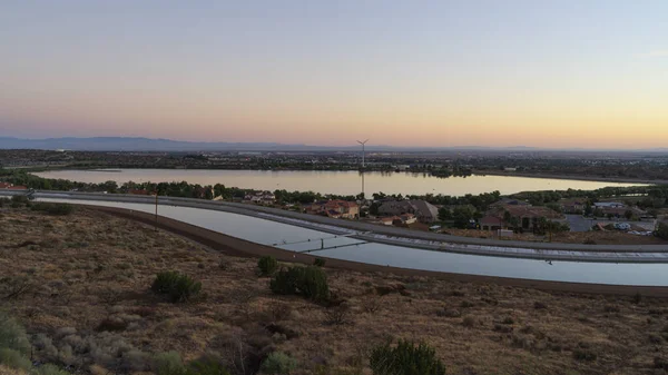 Kaliforniya su kemeri ve yapay Palmdale Gölü şafak vakti Los Angeles, Palmdale 'de sergilendi..