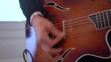 O gitar çalar. Yakın planda elektro gitar çalıyor. Gitar boyunlu bir adamın eli. Gitarist klasik bir ahşap gitar çalar. Bir müzisyen karanlık bir odada akustik gitar çalar..