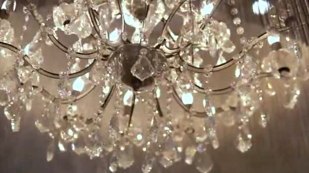 Żyrandol Mieszkaniu Piękny Żyrandol Suficie Mieszkania Tak Lampa Sufitowa Obraca — Wideo stockowe