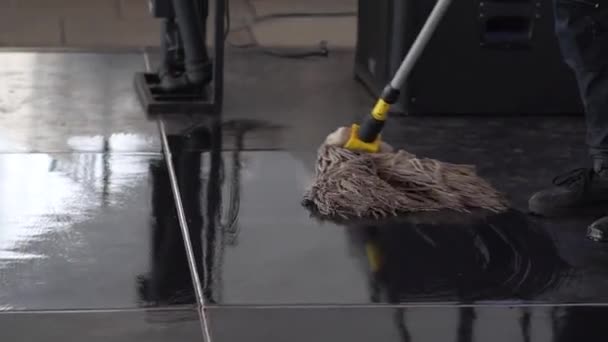 Hombre Está Fregando Suelo Con Una Fregona Bailando Casa Disfrutando — Vídeos de Stock