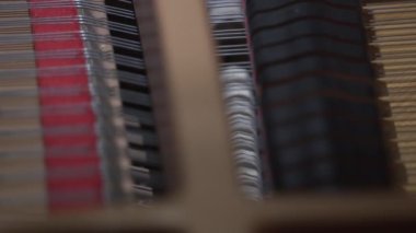 4 bin. Güzel piyano çalışı, kapalı piyano, yumuşak keçeli çekiçlerle kaplanmış çekiçler piyanist piyano çalarken hareket ediyor..