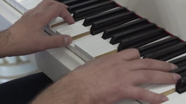 ピアノの黒と白のキーを押す楽器を演奏するピアニストの手のクローズアップ ピアノのキーを演奏する手のクローズアップ ピアノを演奏することを学ぶ — ストック動画
