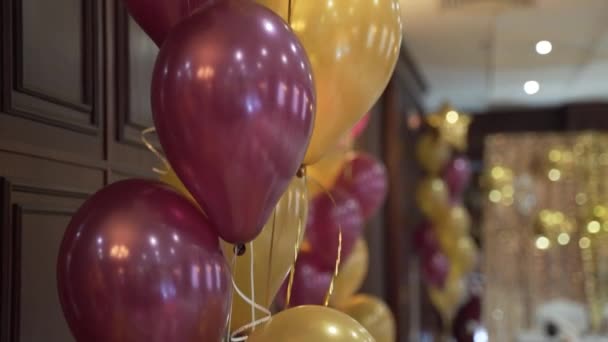 Decoraciones Por Cumpleaños Aniversario Globos Rojos Dorados Sala Banquetes — Vídeo de stock